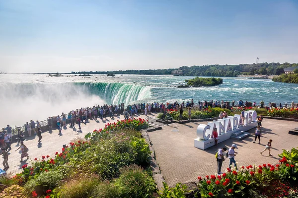 Niagara Canadá Setembro 2017 Grande Grupo Turistas Olhando Para Cataratas — Fotografia de Stock
