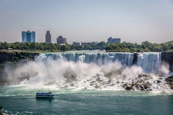 Niagara Canadá Setembro 2017 Barco Turístico Passando Muito Perto Uma — Fotografia de Stock