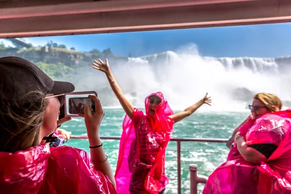 Niagara Canadá Setembro 2017 Grupo Turistas Divertindo Usando Capas Chuva — Fotografia de Stock