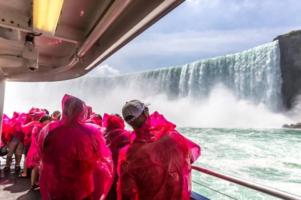 Grupo Turistas Usando Capas Chuva Vermelhas Dentro Barco Perto Das — Fotografia de Stock