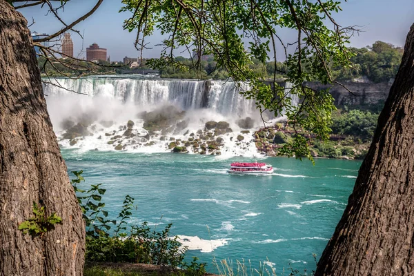 Barco Turístico Passando Muito Perto Uma Queda Água Nas Cataratas — Fotografia de Stock