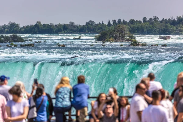 Niagara Agosto 2017 Grande Grupo Pessoas Primeiro Plano Olhando Para — Fotografia de Stock