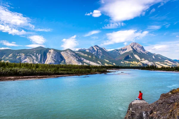 Turisták Számára Gyönyörködni Csodálatos Táj Jasper Nemzeti Park Kék Égen — Stock Fotó