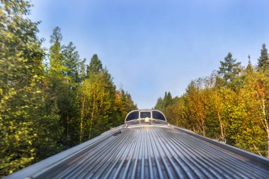 Kanada Orman içinde bir açık gökyüzü gün geçiş Kanadalı tren yüksek görünümünü