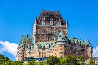 Quebec, Kanada - Eylül 4 2017 - ünlü Fairmont hotel Quebec bir mavi gökyüzü gün içinde Kanada