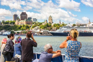 Quebec, Kanada - Eylül 4 2017 - bir tekne keyfi turist grup sıcak bir yaz günü içinde Kanada Quebec City binmek