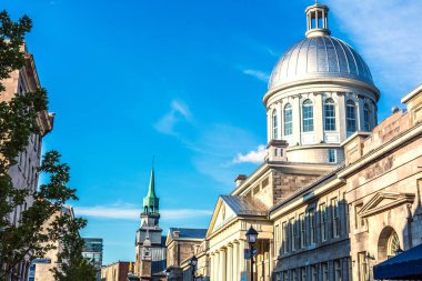 Şehir merkezine gökteki bir mavi yaz günü Kanada Montreal şehir