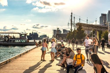 Toronto, Kanada - Eylül 5 2017 - turistler ve yerliler için Toronto'da bir yaz öğleden sonra gelen tekneler ile bir plaj ön iskele eğleniyor