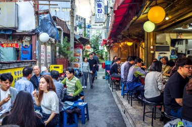 Seoul, Güney Kore - 10th Eylül 2018 - büyük grup insan Seul Güney Kore'de bir açık ve basit yerel restoranda akşam yemeği
