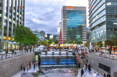 Seoul, Güney Kore - 10th Eylül 2018 - grup halkı ve turistlerin bir şelale şehir Seul Güney Kore'de bir Nehri yakınında bir açık hava gösterisi zevk
