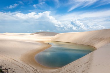Lencois Maranhenses Kuzey Brezilya, ünlü için onun tatlı su lagün bulutlu bir günde
