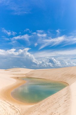 Lencois Maranhenses Kuzey Brezilya, tatlı su lagoon mavi gökyüzü gün için ünlü