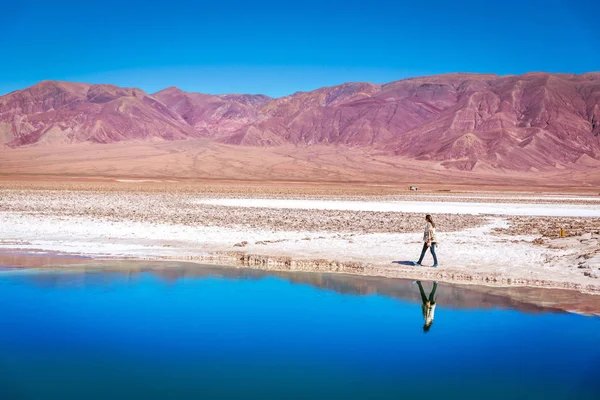 Jeune Femme Marchant Bord Lagon Avec Reflet Eau Montagnes Rouges — Photo