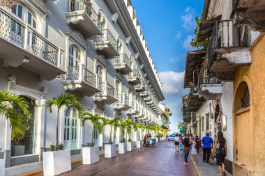 Panama City, Panama - Mar 10 2018 - turistler ve yerliler için eski koloni şehri, Panama Şehri aracılığıyla Panama'da bir mavi gökyüzü gün içinde yürüyüş