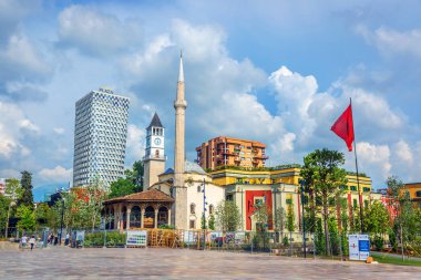 Tiran, Arnavutluk - 2 Haziran 2018 - Plaza hotel arka, bir cami ve Arnavutluk Tiran şehir merkezinde şehrin bayrak bir yaz günü