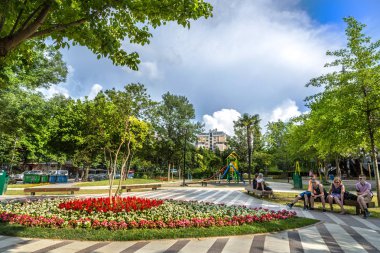 Tiran, Arnavutluk - 2 Haziran 2018 - Tiran, Arnavutluk Tiran çiçeklerle düzenli Bulvarı zevk yerel halkı