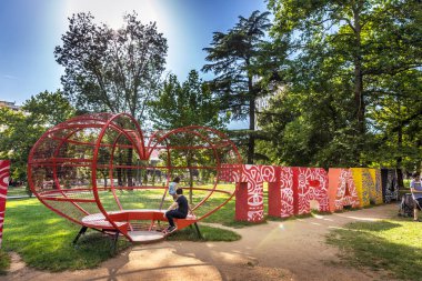 Tiran, Arnavutluk - 2 Haziran 2018 - Arnavutluk büyük Tiran işareti önünde eğleniyor turist küçük grup