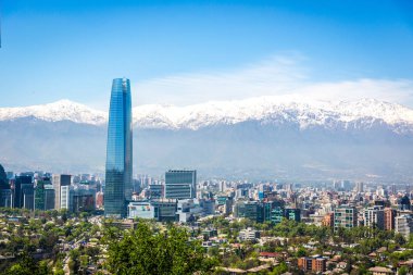 Santiago şehir Andes aralığı ile havadan görünümü şaşırtıcı Şili'deki arka planda kar kaplı