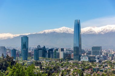 Santiago del Şili iş binalarda ağaçlar ön planda ve arka planda belgili tanımlık Andes dağ bol