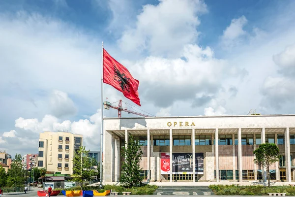 ティラナ アルバニア 2018 夏の暑い日にアルバニアのティラナのオペラ座の前に巨大なアルバニアの旗 — ストック写真