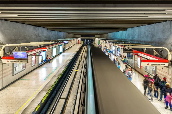 Santiago Chile Octubre 2017 Turistas Lugareños Esperan Tren Subterráneo Dentro — Foto de Stock