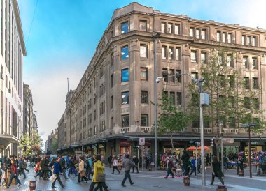 Santiago, Şili - 14th Ekim 2017 - büyük grup, şehir merkezinde Şili'deki Santiago sokaklarında yürürken insan