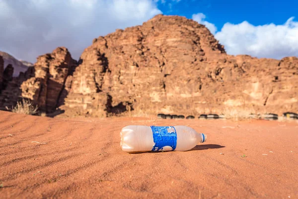 Una Botella Basura Plástico Medio Paisaje Increíble —  Fotos de Stock