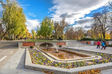 Madrid, İspanya - 18th Kasım 2017 - turist Madrid renkli bir bahçede bir mavi gökyüzü gün sonbahar sezonu İspanya'da yürürken