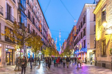 Madrid, İspanya - 5th Aralık 2017 - büyük grup Madrid İspanya dekorasyon Noel ışıkları ile geniş bir caddede yürürken insan