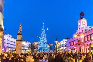 Madrid, İspanya - 5th Aralık 2017 - büyük grup İspanya Madrid merkezinde büyük bir Noel ağacı dolaşan insan