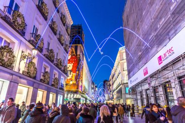 Madrid, İspanya - 5th Aralık 2017 - büyük grup İspanya Madrid geceleri dekorasyon Noel ışıkları ile bir sokakta yürürken insan
