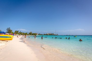Dover Beach, Barbados - Mar 5 2018 - turistler ve yerliler için bir açık gökyüzü günde Barbados Dover plajda eğlenmek
