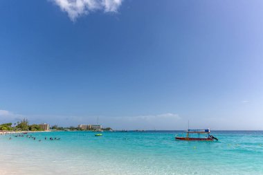Dover Beach, Barbados - Mar 5 2018 - bir grup turist Dover Beach: Barbados sıcak su dalış teknesi ile zevk