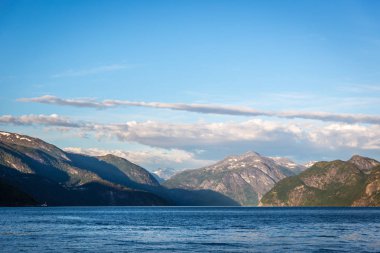 Norveç fiyortları bir mavi gökyüzü gün içinde