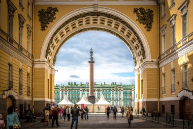 San Petersburg, Rusya Federasyonu - 10th Temmuz 2018 - bir yay ile bir yaz bulutlu günde San Petersburg Rusya'nın resimlerini alan insanlar ile görülen arka planda hermitage Müzesi