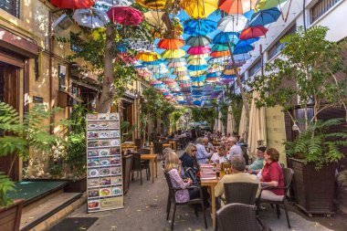 Nicosia, Kıbrıs - 31 Ekim 2018 - turistler ve yerliler ile Lefkoşa'da Kıbrıs Türk tarafında bu top renkli şemsiye bir restoranda öğle yemeği