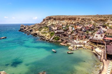 Popeye koyu, Malta - 22nd Mayıs 2018 - temel reis köyü de Malta north, filmin 1980 yılından müzikal ayarla 'Temel reis', şimdi bir tema parkı köy tekne rides ve gıda satış ile.