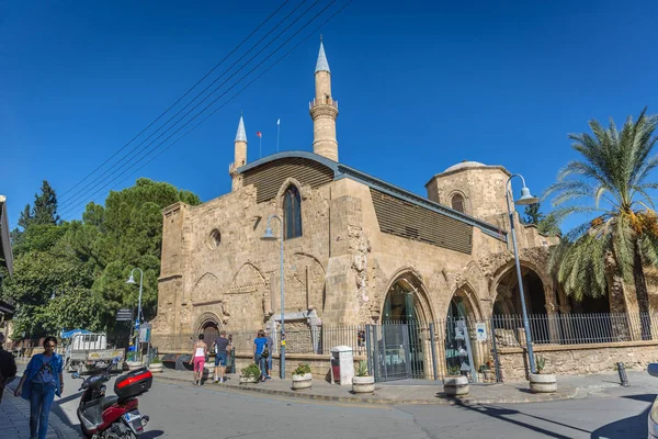 尼科西亚 塞浦路斯 2018年10月31日 游客和当地人走在一条街道前的清真寺在尼科西亚的土耳其一侧 — 图库照片