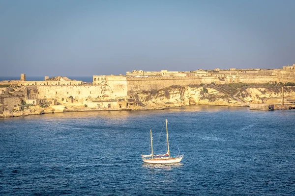 Ein Boot Malta Mit Historischer Stätte Hintergrund — Stockfoto