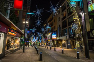 Andorra la Vieja, Andorra - 10th Aralık 2017 - Noel ışıkları Avrupa'nın Andorra Andorra La Vieja şehir merkezinin sokaklarında süslenmiş