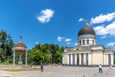 Kişinev, Moldova - yerli halk ve Moldova Chisinau şehir merkezinde bir kilise önünde yürüyen bazı turistler