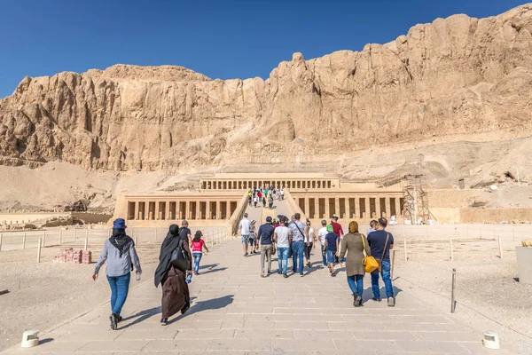 ルクソール エジプト 2018 観光やエジプトのルクソールの巨大な寺院を歩いて地元の人 — ストック写真