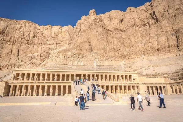 ルクソール エジプト 2018 観光や地元の青空の日にエジプトのルクソールで巨大な寺の前 — ストック写真
