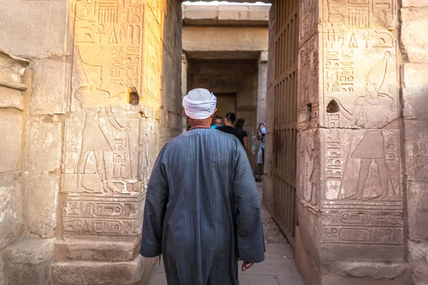 Abu Simbel Egipto Noviembre 2018 Local Caminando Por Templo Estrecho —  Fotos de Stock