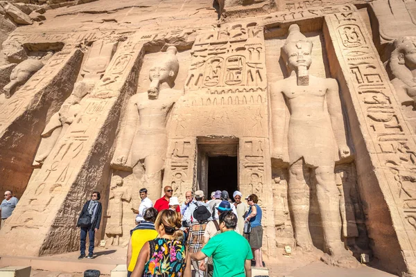 シンベル神殿 エジプト 2018 観光客や地元の人々 でアブ シンベルの巨大な寺院を入力エジプトの南 — ストック写真