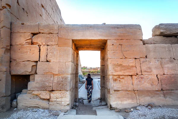 Uma Jovem Mulher Caminhando Por Uma Grande Porta Pedra Templo — Fotografia de Stock