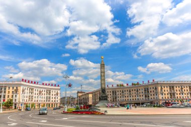 Minsk, Beyaz Rusya - 28th Temmuz 2018 - A büyük Bulvarı Kırmızı çiçekler, bir dikilitaş, etrafında Sovyetler binalarda Minsk, Beyaz Rusya Doğu Avrupa'nın başkenti.