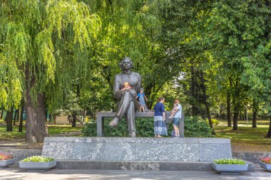 Minsk, Beyaz Rusya - 28th Temmuz 2018 - bir aile eğlence bir açık hava Parkı Minsk'te ortasında büyük bir heykel oturan