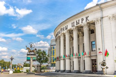 Minsk, Beyaz Rusya - 28th Temmuz 2018 - A büyük Bulvarı Kırmızı çiçekler, bir dikilitaş, etrafında Sovyetler binalarda Minsk, Beyaz Rusya Doğu Avrupa'nın başkenti.