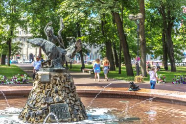 Minsk, Beyaz Rusya - 28th Temmuz 2018 - A genel su Çeşme Meydanı çevresinde Minsk'te yürüyen insanlarla 1874 yılında üzerinden